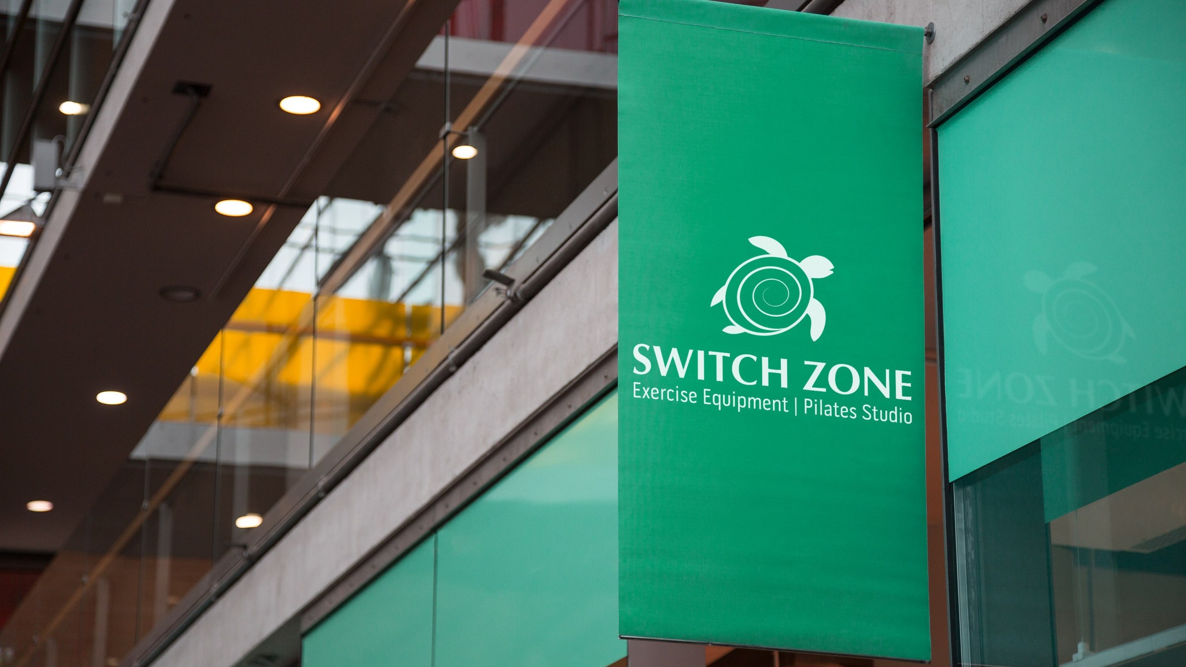 Switch Zone — mağaza tabelası