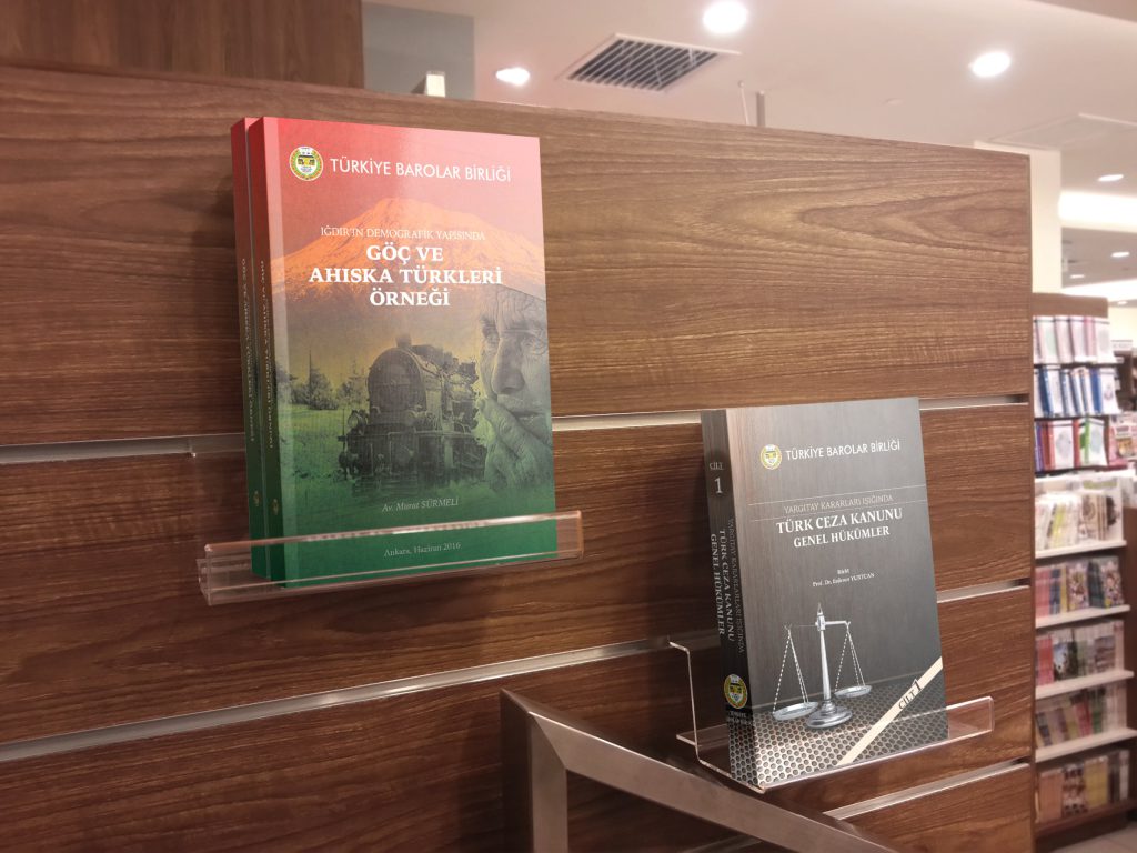 Kitap kapakları vitrin düzeni